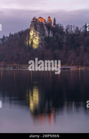 Die Burg Bled, ursprünglich Veldes Castle genannt, ist eine mittelalterliche Burg auf einem Hügel in der Nähe der slowenischen Stadt Bled. Sie erhebt sich auf einem 139 Meter hohen Felsen über dem Bleder See und gilt als älteste Burg Sloweniens. Stockfoto