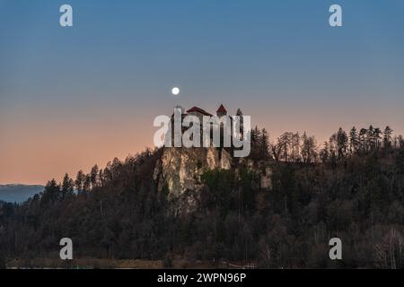 Die Burg Bled, ursprünglich Veldes Castle genannt, ist eine mittelalterliche Burg auf einem Hügel in der Nähe der slowenischen Stadt Bled. Sie erhebt sich auf einem 139 Meter hohen Felsen über dem Bleder See und gilt als älteste Burg Sloweniens. Stockfoto