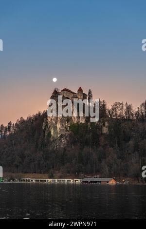 Die Burg Bled, ursprünglich Veldes Castle genannt, ist eine mittelalterliche Burg auf einem Hügel in der Nähe der slowenischen Stadt Bled. Sie erhebt sich auf einem 139 Meter hohen Felsen über dem Bleder See und gilt als älteste Burg Sloweniens. Stockfoto