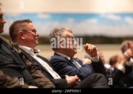 Die Veranstaltung Sicherheit und Ordnung in Nordrhein Westfalen mit einem Vortrag und anschließender Diskussionsrunde mit NRW Innenminister Herbert Reul CDU. Eine Veranstaltung der Seniorenunion SENU Rhein-Sieg in der Aula der Hans Dietrich Genscher Schule in Wachtberg 08.03.2024 Wachtberg Berkum NRW Deutschland *** die Veranstaltung Sicherheit und Ordnung in Nordrhein-Westfalen mit Vortrag und anschließender Podiumsdiskussion mit NRW-Innenminister Herbert Reul CDU eine Veranstaltung der SENU Rhein-Sieg-Seniorengewerkschaft im Auditorium der Hans-Dietrich-Genscher-Schule in Wachtberg 08 03 2024 W Stockfoto