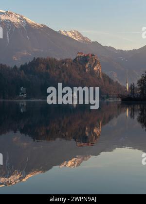 Die Burg Bled, ursprünglich Veldes Castle genannt, ist eine mittelalterliche Burg auf einem Hügel in der Nähe der slowenischen Stadt Bled. Sie erhebt sich auf einem 139 Meter hohen Felsen über dem Bleder See und gilt als älteste Burg Sloweniens. Stockfoto