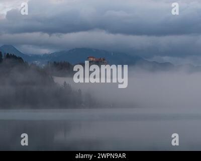 Die Burg Bled, ursprünglich Veldes Castle genannt, ist eine mittelalterliche Burg auf einem Hügel in der Nähe der slowenischen Stadt Bled. Sie erhebt sich auf einem 139 Meter hohen Felsen über dem Bleder See und gilt als älteste Burg Sloweniens. Stockfoto