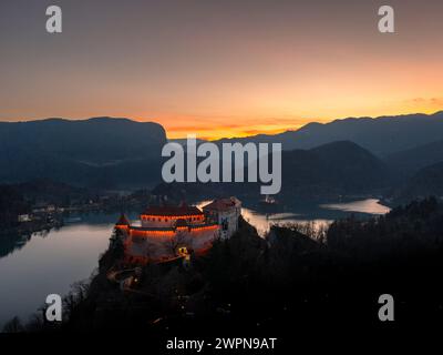 Die Burg Bled, ursprünglich Veldes Castle genannt, ist eine mittelalterliche Burg auf einem Hügel in der Nähe der slowenischen Stadt Bled. Sie erhebt sich auf einem 139 Meter hohen Felsen über dem Bleder See und gilt als älteste Burg Sloweniens. Stockfoto