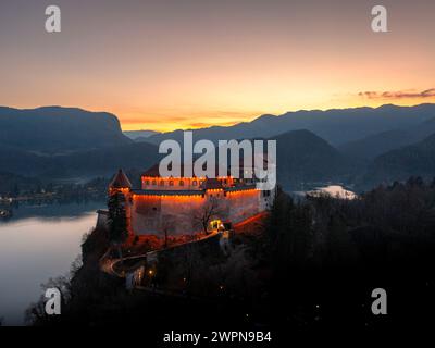 Die Burg Bled, ursprünglich Veldes Castle genannt, ist eine mittelalterliche Burg auf einem Hügel in der Nähe der slowenischen Stadt Bled. Sie erhebt sich auf einem 139 Meter hohen Felsen über dem Bleder See und gilt als älteste Burg Sloweniens. Stockfoto