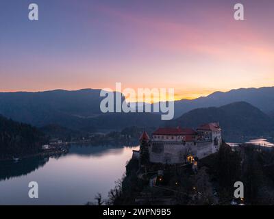 Die Burg Bled, ursprünglich Veldes Castle genannt, ist eine mittelalterliche Burg auf einem Hügel in der Nähe der slowenischen Stadt Bled. Sie erhebt sich auf einem 139 Meter hohen Felsen über dem Bleder See und gilt als älteste Burg Sloweniens. Stockfoto