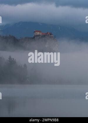 Die Burg Bled, ursprünglich Veldes Castle genannt, ist eine mittelalterliche Burg auf einem Hügel in der Nähe der slowenischen Stadt Bled. Sie erhebt sich auf einem 139 Meter hohen Felsen über dem Bleder See und gilt als älteste Burg Sloweniens. Stockfoto