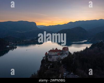 Die Burg Bled, ursprünglich Veldes Castle genannt, ist eine mittelalterliche Burg auf einem Hügel in der Nähe der slowenischen Stadt Bled. Sie erhebt sich auf einem 139 Meter hohen Felsen über dem Bleder See und gilt als älteste Burg Sloweniens. Stockfoto