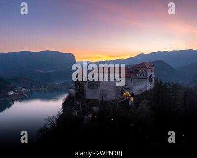 Die Burg Bled, ursprünglich Veldes Castle genannt, ist eine mittelalterliche Burg auf einem Hügel in der Nähe der slowenischen Stadt Bled. Sie erhebt sich auf einem 139 Meter hohen Felsen über dem Bleder See und gilt als älteste Burg Sloweniens. Stockfoto