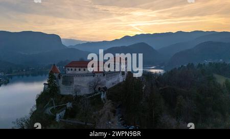 Die Burg Bled, ursprünglich Veldes Castle genannt, ist eine mittelalterliche Burg auf einem Hügel in der Nähe der slowenischen Stadt Bled. Sie erhebt sich auf einem 139 Meter hohen Felsen über dem Bleder See und gilt als älteste Burg Sloweniens. Stockfoto