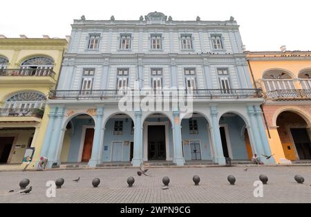 046 die hellblaue Casa del Conde de de Canongo wurde 1912 auf der Plaza Vieja, dem Alten Platz, an der Westseite der San Ignacio Straße wiederaufgebaut. Havanna-Kuba. Stockfoto