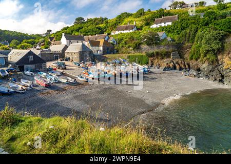 Fischerboote am Strand von Cadgwith, Cornwall, England, Großbritannien, Europa Stockfoto