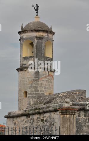 060 Skulptur „La Giraldilla“ auf dem westlichen Wachturm des Königsschlosses, basierend auf dem Bild auf der Giralda in Sevilla. Das Alte Havanna-Kuba. Stockfoto