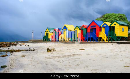 Afrika, Südafrika, Atlantik, Kapstadt, bunte Badehütten am Strand Stockfoto