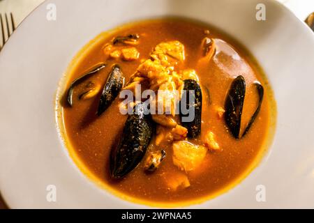 Rote Meeresfrüchte Fischsuppe in Rovinj Kroatien Real Life Restaurant Foto Stockfoto