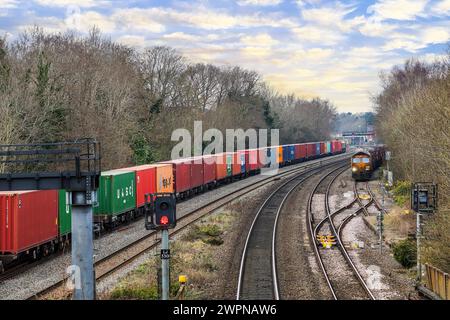 Der Afreight-Zug fährt durch den Bahnhof Dorridge West midlands England UK. Transport von Waren Containern importiert Exporte. Stockfoto