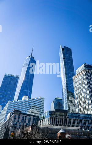 Flacher Blick auf die Stadtlandschaft mit 1 World Trade Center (links) und 111 Murray Street (rechts), New York City, New York, USA Stockfoto