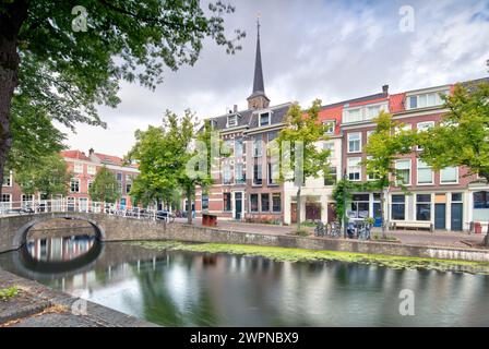 Het Noorden, Oude Gracht, Kanal, Wasser, Brücke, Reflexion, historische Altstadt, Architektur, Aussicht, Delft, Niederlande, Stockfoto