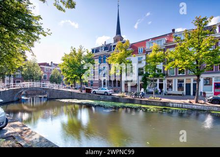 Het Noorden, Oude Gracht, Kanal, Wasser, Brücke, Reflexion, historische Altstadt, Architektur, Aussicht, Delft, Niederlande, Stockfoto