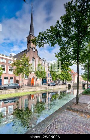 Het Noorden, Oude Gracht, Kanal, Wasser, Brücke, Reflexion, historische Altstadt, Architektur, Aussicht, Delft, Niederlande, Stockfoto