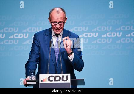 Stuttgart, Deutschland. März 2024. Friedrich Merz, Bundesvorsitzender der CDU, spricht auf einer CDU-Plattform-Konferenz in Baden-Württemberg in der Carl Benz Arena. Insgesamt finden sechs CDU-Plattform-Konferenzen in Deutschland statt. Quelle: Bernd Weißbrod/dpa/Alamy Live News Stockfoto