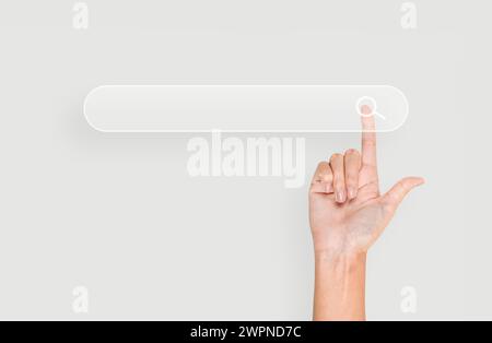 Drücken Sie mit dem Finger auf die Schaltfläche für die Informationssuche auf der Schaltfläche einer virtuellen holografischen Oberfläche. Suchleiste auf grauem Hintergrund. Geschäftsmann Arm, Hand vor Stockfoto