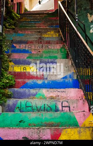 Eine farbige Treppe in Istanbul wiederholt die Worte „LA VISTA“ Stockfoto