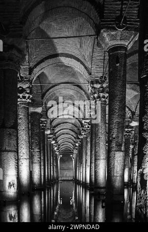 Ein suggestives Bild der Säulen der Basilika-Zisterne in Istanbul Stockfoto