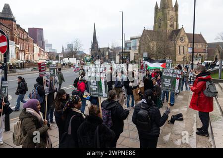 Leeds, Großbritannien. MÄRZ 2024. Pro-palästinensische Demonstranten unterstützen diejenigen, die am Schleusenlager im Parkinson-Gebäude der Universität Leeds teilnehmen. Diese Gruppe konnte schließlich auch den verschlossenen Bereich betreten. Credit Milo Chandler/Alamy Live News Stockfoto