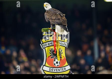 Deventer, Niederlande. März 2024. DEVENTER, NIEDERLANDE - 8. MÄRZ: Maskottchen von Go Ahead Eagles während des niederländischen Eredivisie-Spiels zwischen Go Ahead Eagles und PSV am 8. März 2024 in de Adelaarshorst in Deventer, Niederlande. (Foto: Broer van den Boom/Orange Pictures) Credit: Orange Pics BV/Alamy Live News Stockfoto