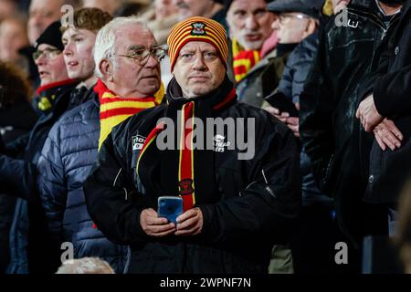 Deventer, Niederlande. März 2024. DEVENTER, NIEDERLANDE - 8. MÄRZ: Fan von Go Ahead Eagles während des niederländischen Eredivisie-Spiels zwischen Go Ahead Eagles und PSV am 8. März 2024 in de Adelaarshorst in Deventer, Niederlande. (Foto: Broer van den Boom/Orange Pictures) Credit: Orange Pics BV/Alamy Live News Stockfoto