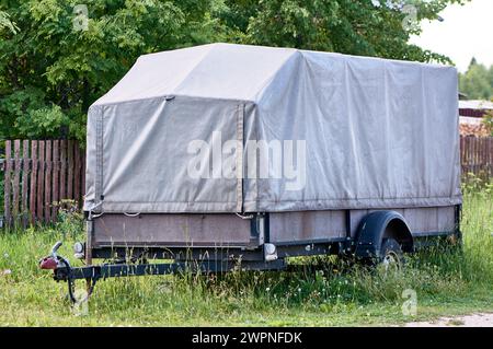 Ein Pkw-Anhänger mit Markise steht am Straßenrand Stockfoto