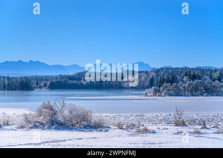 Deutschland, Bayern, Pfaffenwinkel, Iffeldorf, Großer Ostersee, Blick auf das gut Aiderbichl in Richtung Alpen Stockfoto