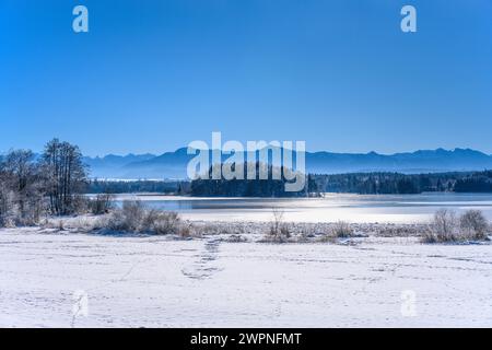 Deutschland, Bayern, Pfaffenwinkel, Iffeldorf, Großer Ostersee, Blick auf das gut Aiderbichl in Richtung Alpen Stockfoto