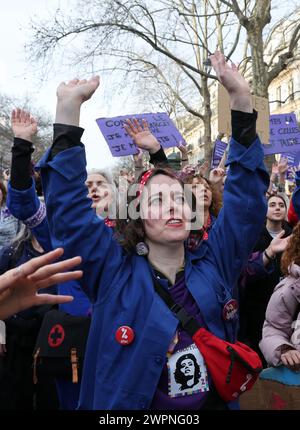 Paris, Frankreich. März 2024. Die Bewohner halten Banner, während sie am Freitag, den 8. März 2024, zum Internationalen Frauentag durch die Straßen von Paris marschieren. Frankreich besiegelte heute das Recht auf Abtreibung, als das Land sein garantiertes Recht in seine Verfassung einschrieb. Foto: Maya Vidon-White/UPI Credit: UPI/Alamy Live News Stockfoto