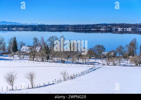 Deutschland, Bayern, Tölzer Land, Münsing, Bezirk Ambach, Winterlandschaft mit dem Starnberger See gegen die Alpen Stockfoto