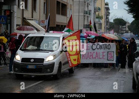 Massa, Massa-Carrara, Toskana, Italien, 8. März, 2024. eine Demonstration auf den Straßen der Stadt. Acht Punkte für den 8. März. Generalstreik gegen patriarchale Gewalt von Non una di meno Massa Carrara, dem feministischen kollektiven, intersektionalen und ökologisch-feministischen Raum, der sich von seriellen Hassern distanziert und alle Formen von Gewalt, einschließlich verbaler Gewalt, verurteilt. Am 8. März, Streik gegen patriarchale Gewalt in all ihren Formen! Quelle: Paolo Maggiani/Alamy Live News Stockfoto