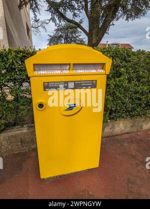 Gelber Briefkasten des französischen öffentlichen Unternehmens La Poste zur Abholung der zu versandenden Post, mit einem Platz für lokale Post und einem weiteren für andere Briefe Stockfoto