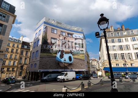 Riesige Werbetafel für Bottega Veneta, ein italienisches Luxusmodehaus, an der Fassade eines Pariser Gebäudes Stockfoto