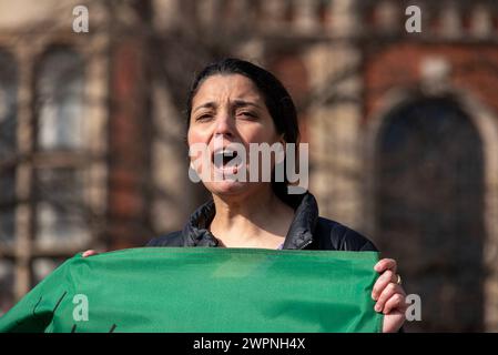 London, Großbritannien. März 2024. Ein Demonstrant ruft auf dem Parlamentsplatz Slogans. Iranische Frauen versammelten sich auf dem Parlamentsplatz bei der Statue von Millicent Fawcett, um den Internationalen Frauentag und ihren Kampf gegen das iranische Regime zu feiern. Quelle: SOPA Images Limited/Alamy Live News Stockfoto