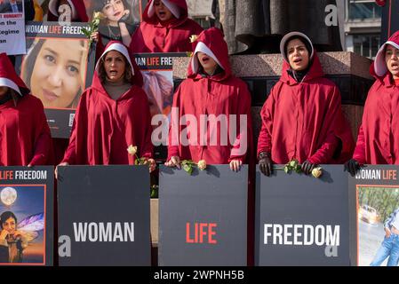 London, Großbritannien. März 2024. Demonstranten halten Plakate und schreien Sprüche auf dem Parlamentsplatz. Iranische Frauen versammelten sich auf dem Parlamentsplatz bei der Statue von Millicent Fawcett, um den Internationalen Frauentag und ihren Kampf gegen das iranische Regime zu feiern. Quelle: SOPA Images Limited/Alamy Live News Stockfoto