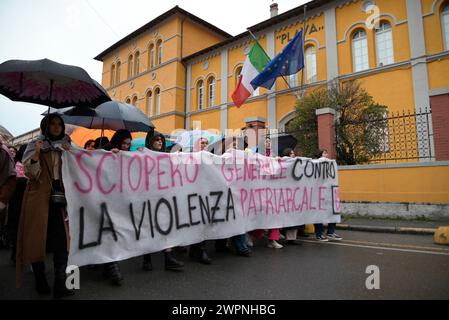 Massa, Massa-Carrara, Toskana, Italien, 8. März, 2024. eine Demonstration auf den Straßen der Stadt. Acht Punkte für den 8. März. Generalstreik gegen patriarchale Gewalt von Non una di meno Massa Carrara, dem feministischen kollektiven, intersektionalen und ökologisch-feministischen Raum, der sich von seriellen Hassern distanziert und alle Formen von Gewalt, einschließlich verbaler Gewalt, verurteilt. Am 8. März, Streik gegen patriarchale Gewalt in all ihren Formen! Quelle: Paolo Maggiani/Alamy Live News Stockfoto