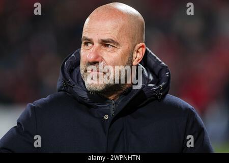 Deventer, Niederlande. März 2024. DEVENTER, NIEDERLANDE - 8. MÄRZ: Head Coach Peter Bosz von PSV sieht beim niederländischen Eredivisie-Spiel zwischen Go Ahead Eagles und PSV in de Adelaarshorst am 8. März 2024 in Deventer, Niederlande. (Foto von Henny Meyerink/BSR Agency) Credit: BSR Agency/Alamy Live News Stockfoto