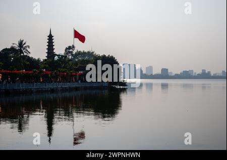 Wunderschöne Landschaft der Tran Quoc Pagode. Dies ist ein Tempel am Westsee und zieht viele Touristen nach hanoi an Stockfoto