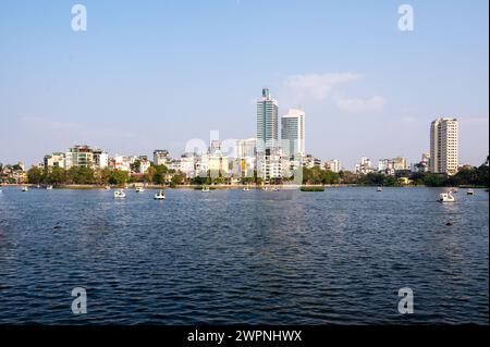 Skyline und Boote auf dem Westsee in Hanoi Stockfoto