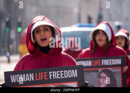 London, Großbritannien. März 2024. Die Demonstranten schreien einen Slogan, während sie zur iranischen Botschaft marschieren. Iranische Frauen versammelten sich auf dem Parlamentsplatz bei der Statue von Millicent Fawcett, um den Internationalen Frauentag und ihren Kampf gegen das iranische Regime zu feiern. (Foto: Krisztian Elek/SOPA Images/SIPA USA) Credit: SIPA USA/Alamy Live News Stockfoto