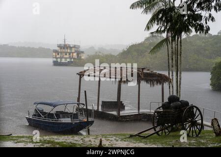 Manaus - brasilianischer Regenwald, Bootstour auf dem Amazonasgebiet auf einem Boutique-Schiff (MS Janganda) - Flussfahrt Stockfoto