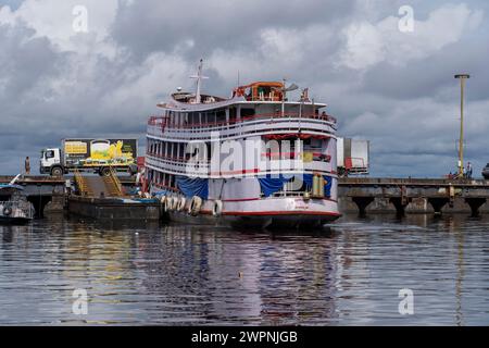 Manaus - brasilianischer Regenwald, Bootstour auf dem Amazonasgebiet auf einem Boutique-Schiff (MS Janganda) - Flussfahrt Stockfoto