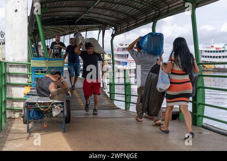 Manaus - brasilianischer Regenwald, Bootstour auf dem Amazonasgebiet auf einem Boutique-Schiff (MS Janganda) - Flussfahrt Stockfoto