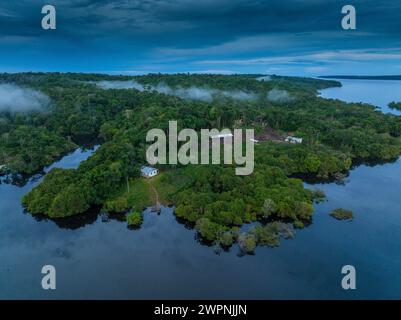 Brasilianischer Regenwald, Bootstour auf dem Amazonasgebiet auf einem Boutique-Schiff (MS Janganda) - Flussfahrt Stockfoto