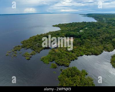 Brasilianischer Regenwald, Bootstour auf dem Amazonasgebiet auf einem Boutique-Schiff (MS Janganda) - Flussfahrt Stockfoto